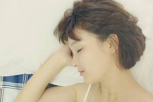 牛奶|什么时候喝牛奶好?睡前喝牛奶有毒还易长胖?告诉你正确的喝法