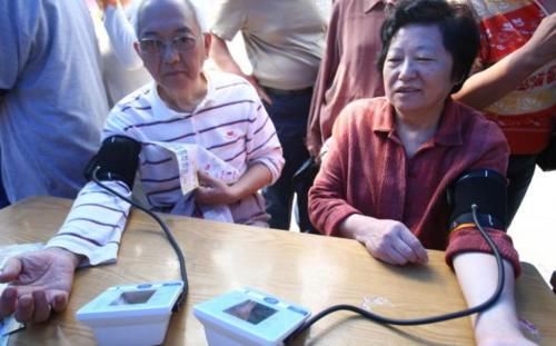 高血压|血压升高通常会表现在“2个方面”,日常生活中少吃“2种”食物