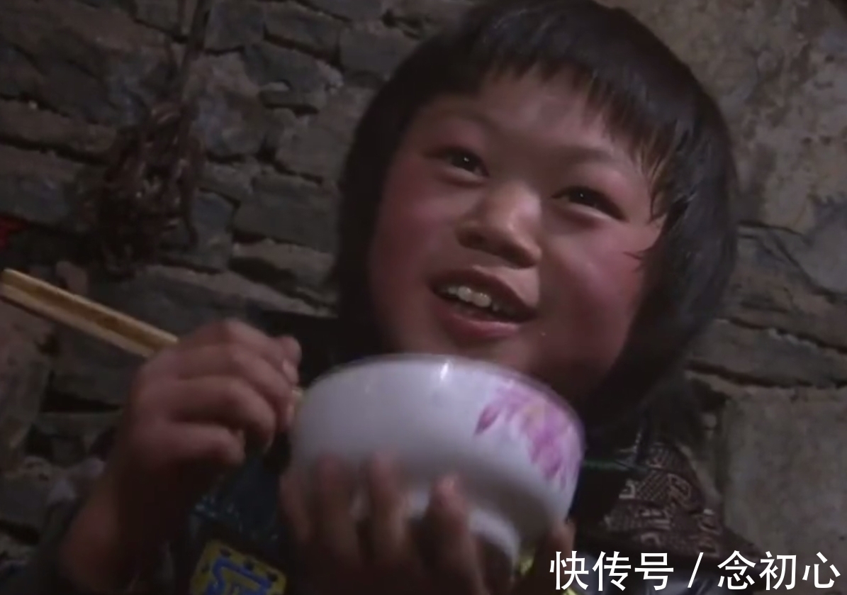 《變形計》養(yǎng)豬少年照顧整個家，豬比自己吃的還好，網(wǎng)友扎心