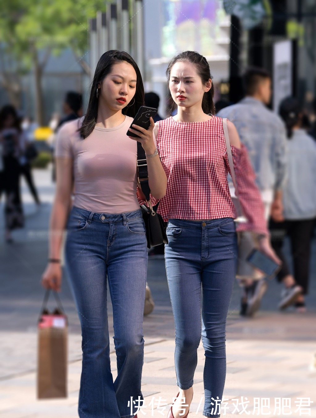 出门逛街少不了闺蜜陪伴,个性的穿搭让你展现出专属风采