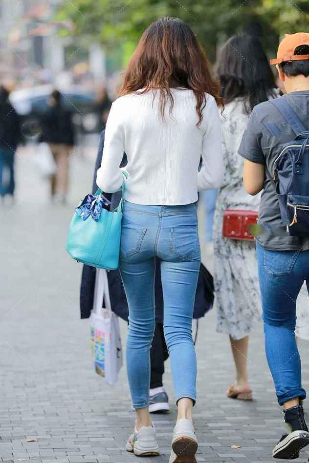 修身|辣妈搭配一条修身牛仔裤,搂起头发的片刻间,举手投足尽显魅力