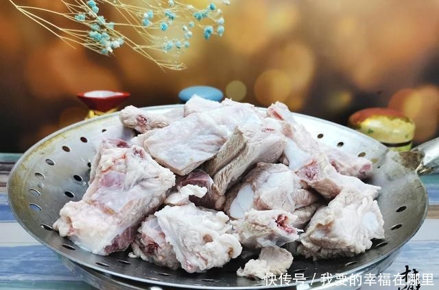 一家4口在家吃酱香排骨火锅,花了150,比吃快餐便宜,超值