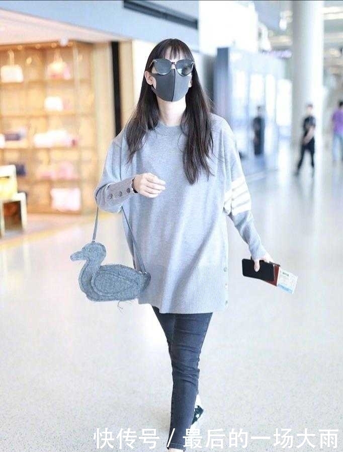 张钧甯真是与众不同,简单穿长款针织衫配短裤,气场太强堪比超模