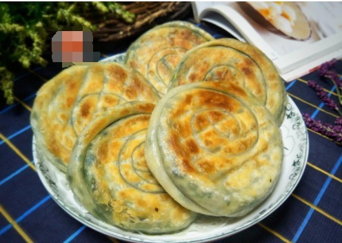 韭菜盒子饼又出新做法,层次丰富,酥脆醇香,一次五个没够吃!