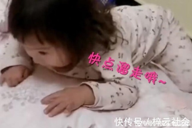 弟弟|姐姐把弟弟“当马骑”,被妈妈发现后表情亮了,网友:打弟要趁早