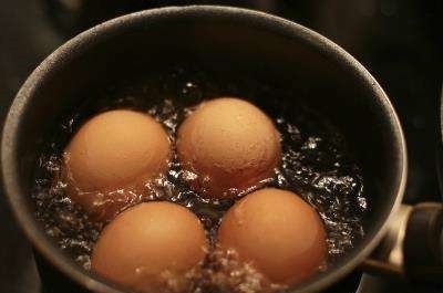 柿结石|早上吃煮鸡蛋对身体好，但切忌与一物同食，没营养不说还会生病
