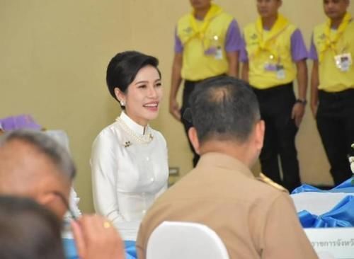 玛哈国王!泰国贵妃娘娘好威风!下台阶都有宫女搀扶,比苏提达王后会享受