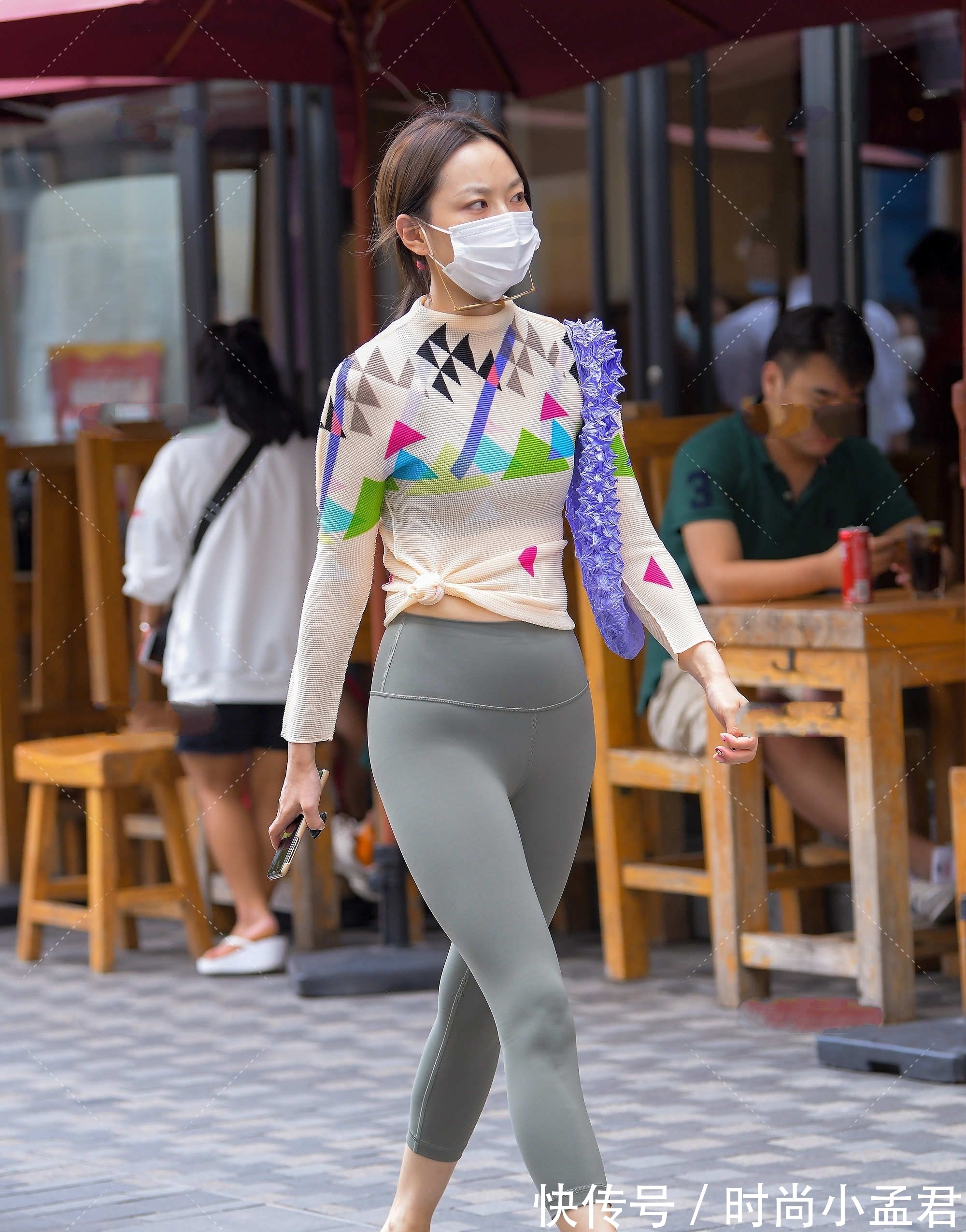 荤素|潮流花色上衣配纯色打底裤,荤素搭配,视觉不累