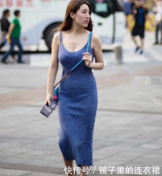 美女牛仔短裤搭配吊带,喝着冰冻奶茶,十分潇洒