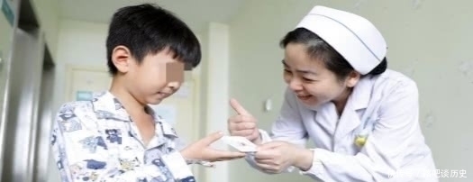 打针|3岁女童医院上演“搞笑”剧情,爸爸哭笑不得,网友:是个狠人