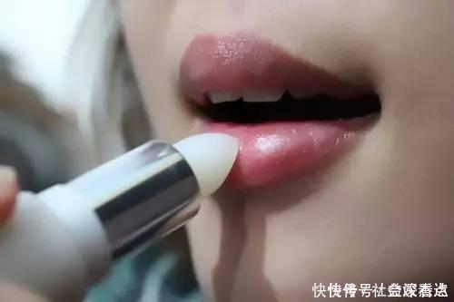 润唇膏|涂口红前需要先涂润唇膏吗多数人都搞错了,难怪唇色悄悄变深了