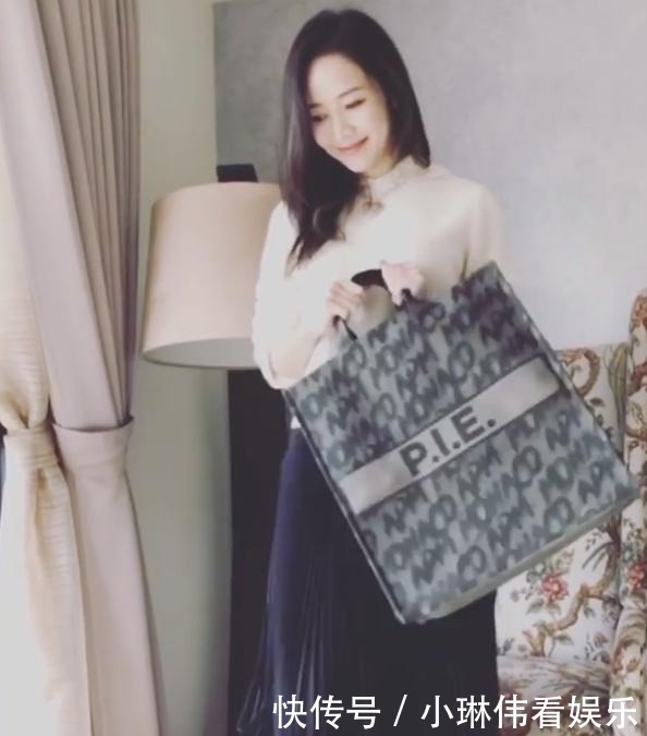 侯佩岑包上刻母子三人名字缩写,不提老公