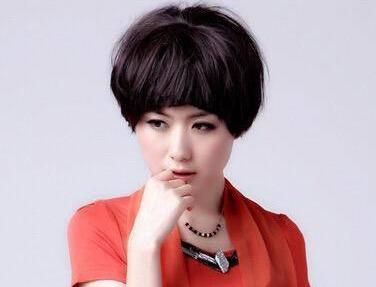 梨花卷 女人到了40岁,尽量别留这3种“大妈”发型,自以为时髦其实很土