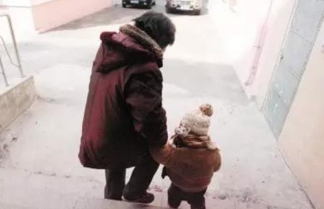 陈大姐|45岁奶奶和45岁妈妈,在小区都是带娃,差距不是一般的大