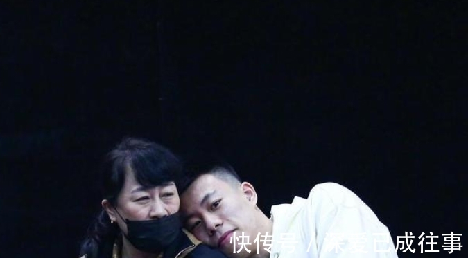 世界锦标赛|张镇麟的妈妈，来现场给儿子助威！芳姨曾流泪搂着周琦说：大宝！