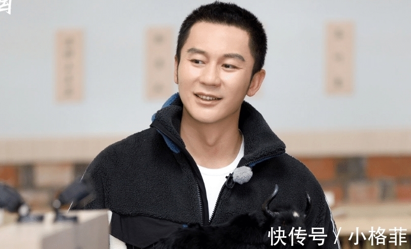 b《奔跑吧9》全员海报来了!蔡徐坤站后排baby站旁边,C位好惹眼