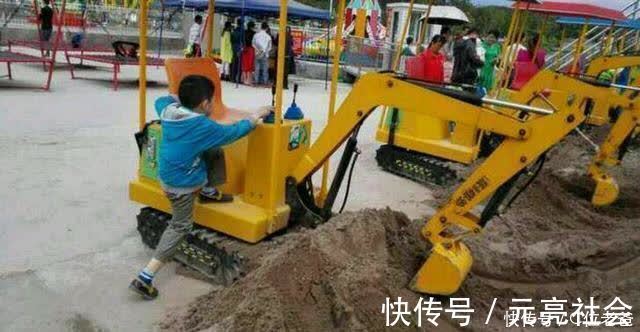 河道|萌娃开“挖机”,在河道旁学工人工作走红,网友:休想划水