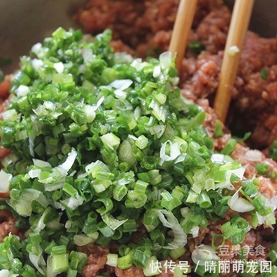 面粉|芹菜牛肉翡翠饺的做法