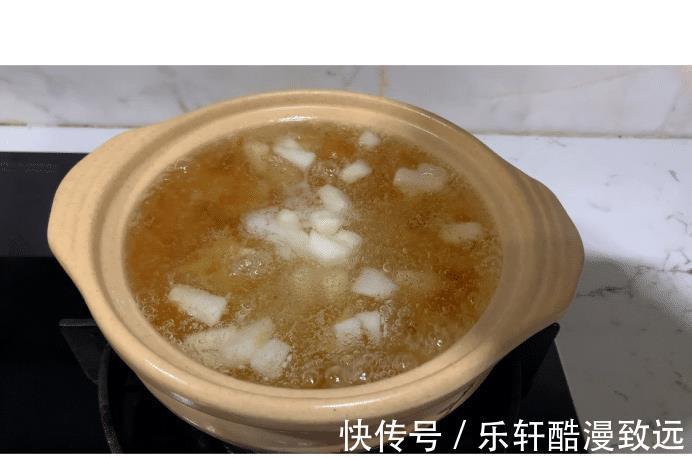 化妆品|女性要常喝的甜品，桃胶炖雪燕，美容养颜味道好