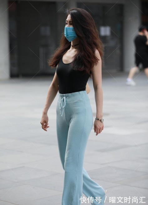 背心 垂坠式拖地喇叭裤，搭配清新背心，成熟知性而不失优雅