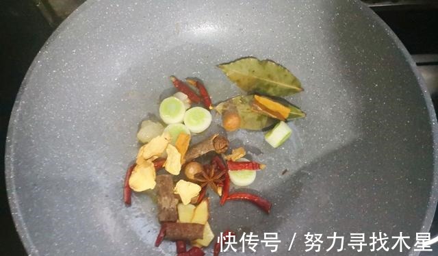 卤鸡脚|自己在家做卤鸡脚，Q弹可口，制作简单又好吃！