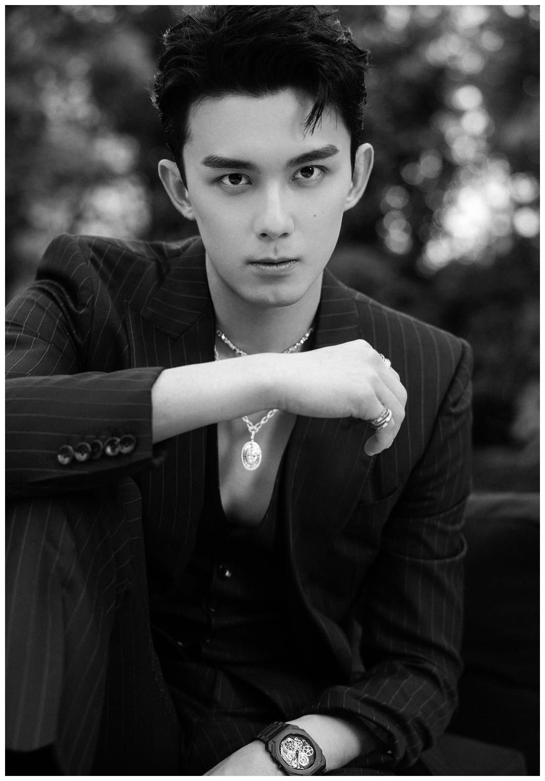 吴磊深v黑西装好惊艳!身材完美上演眼神杀,妥妥的霸道总裁