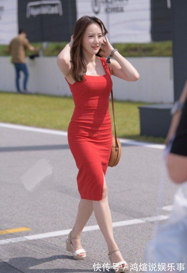 休闲 绿色一字肩修身上衣，搭配白色休闲短裤，简单大方，清新自然