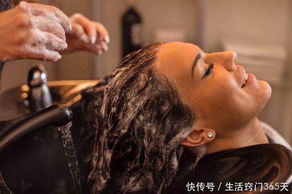 为什么去理发店理发时,都要先洗头呢?才知道藏着“3个猫腻”!