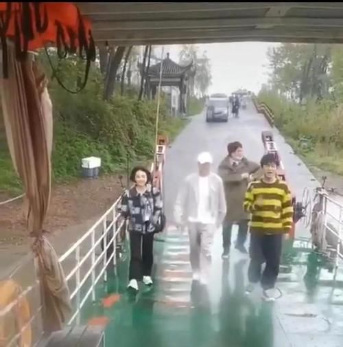 向往的生活5开录啦，新蘑菇屋很美哦，张·拖拉机手·艺兴快耕田