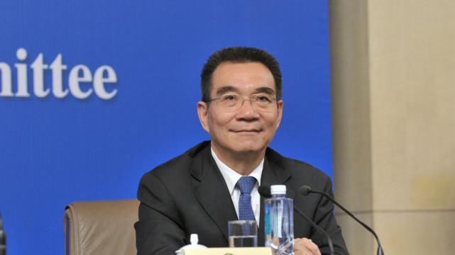 买不到高端光刻机?北大教授公开发声,对ASML发出“警告”