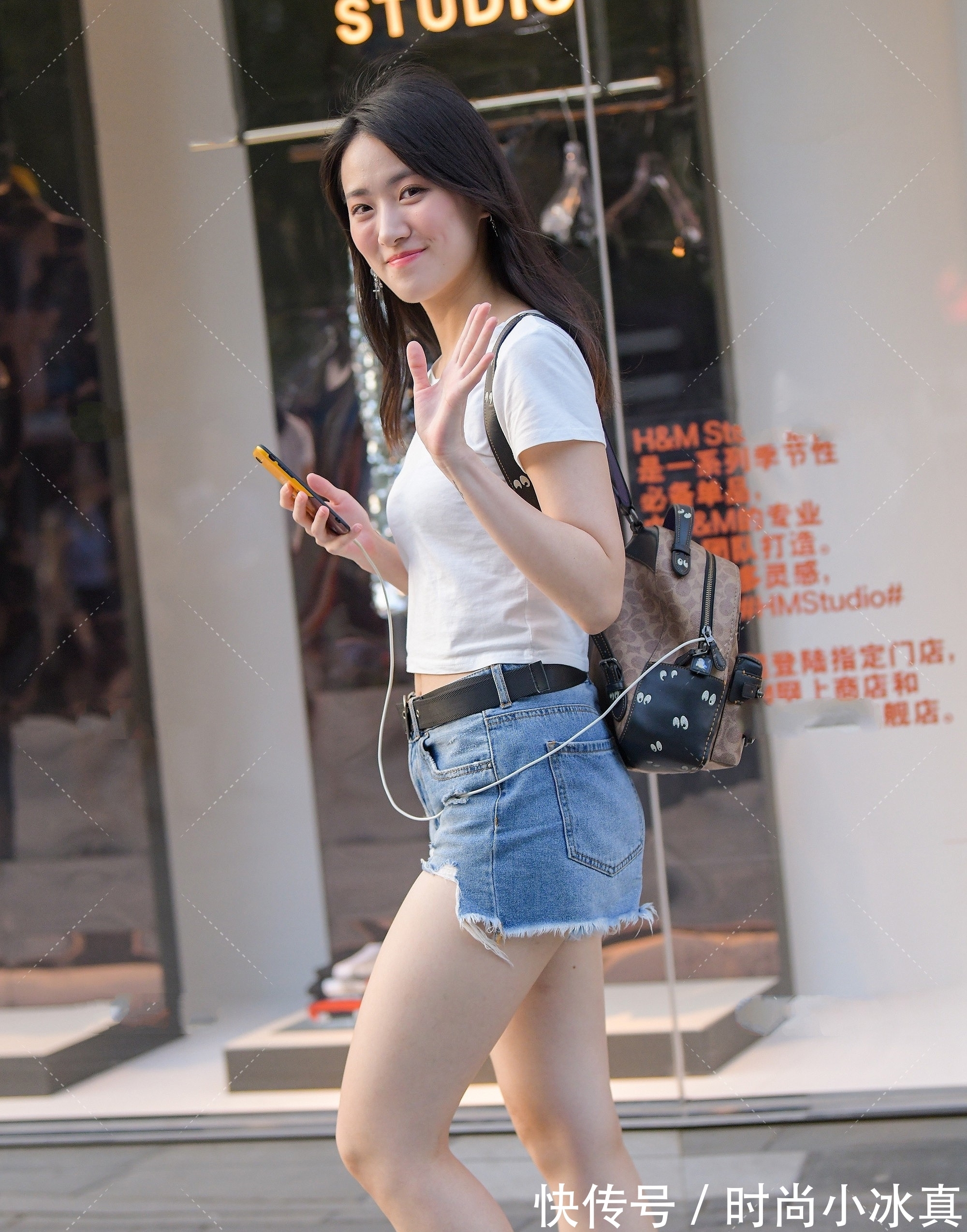 高跟鞋 白色T恤加蓝色短裤，不过时的青春搭配