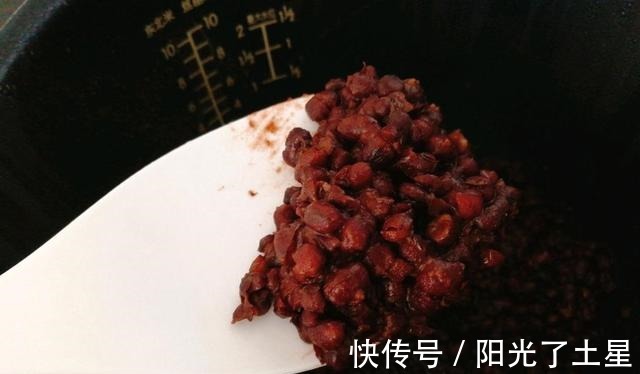 懒人红豆沙，一个电饭煲就能搞定，软糯清甜，没有添加更健康！