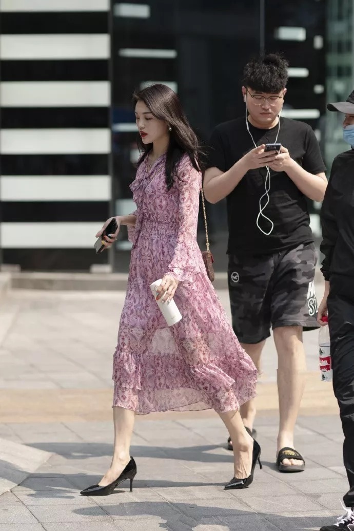 高跟鞋一直以来都是时尚的经典,让女性看上去性感又迷人