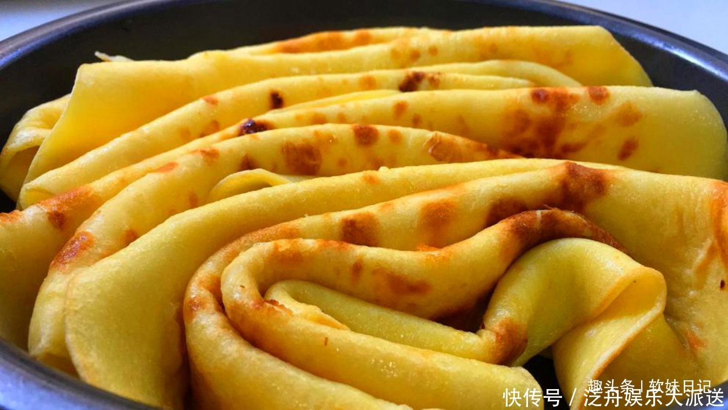 鸡蛋饼|玉米面加3个鸡蛋,不揉面不发面,柔软又筋道,一次10张不够吃