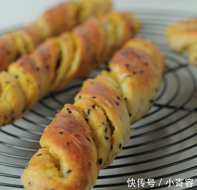 红薯跟鸡蛋是绝配,不用发面,做好吃的红薯饼,松软鲜美,特好吃