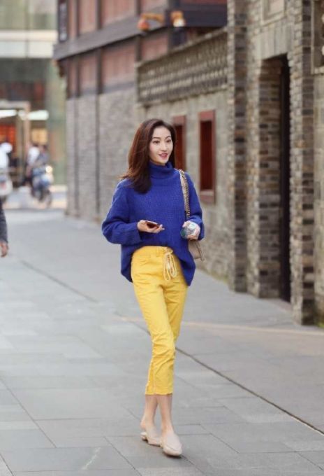 冬日|街拍:蓝色高领毛衣+黄色九分裤,在沉闷的冬日来点撞色简单时髦