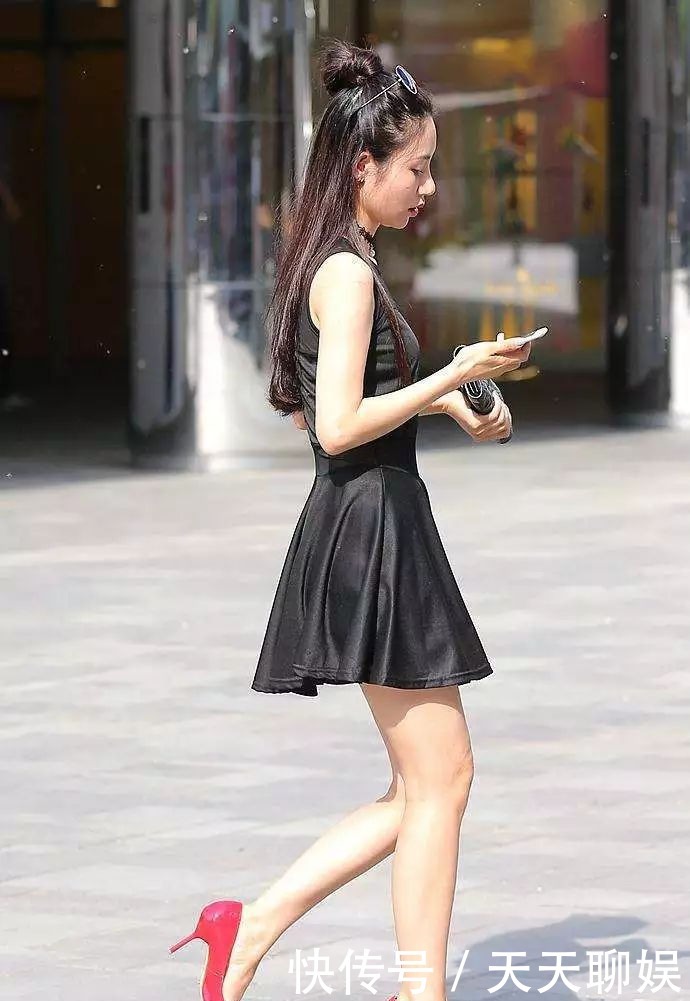 女神|女神脚上搭配这一双红色高跟鞋,与黑色的裙子形成了鲜明的对比