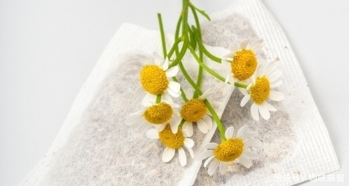 大眼袋鱼尾纹有救了,不用贵妇霜坚持4个动作还你灵动双眼