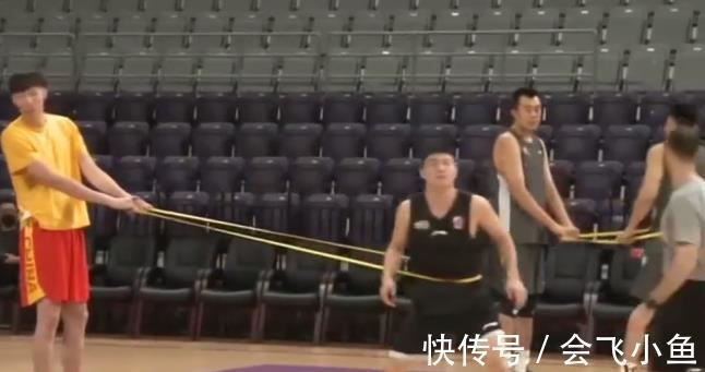 郭艾伦|周琦退赛后首度露面!与辽宁队开心备战全运会,联手郭艾伦冲金