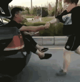 |搞笑GIF:霸气了我的姐 这辈子见过最拉风的走路姿势