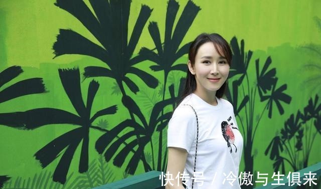 胡静|胡静阔太气质出众,穿红色露肩连衣裙配半扎发型,看上去“很贵”!