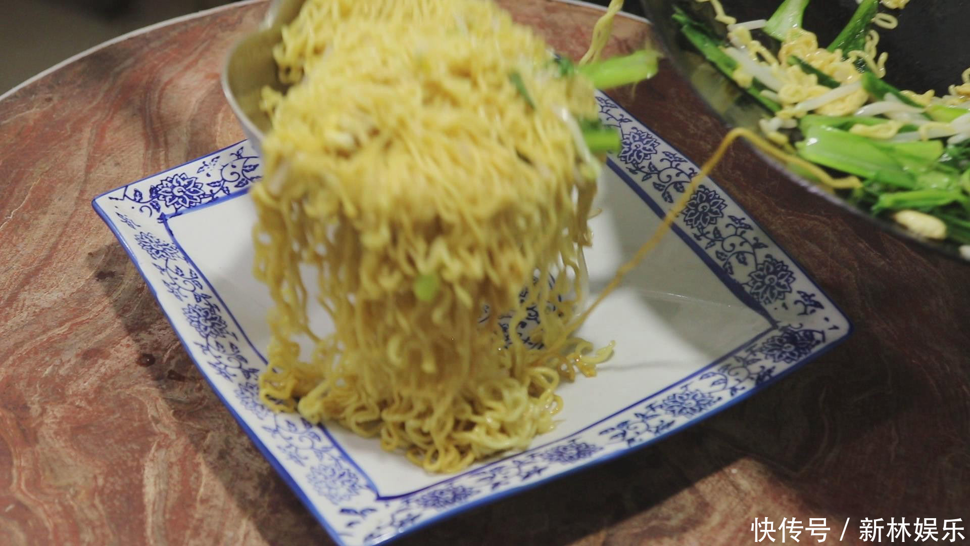 街上卖5元1份的爆炒方便面,大厨教你在家做,连吃一周都不腻