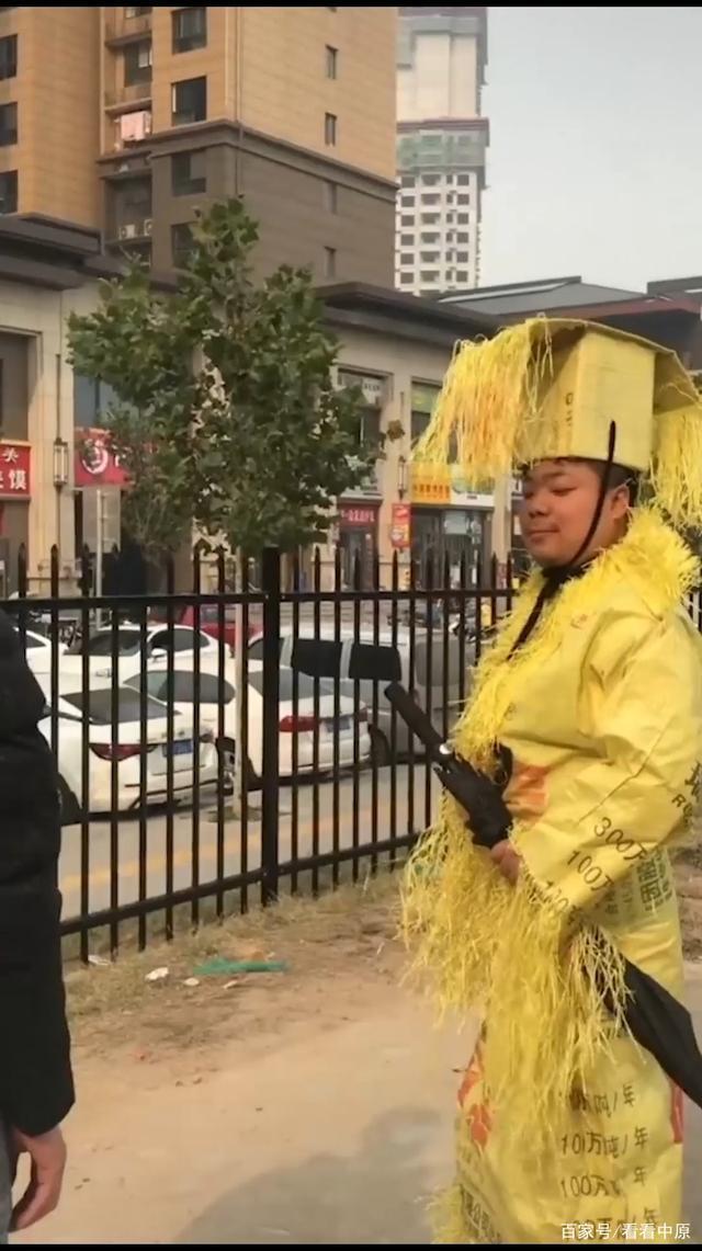 街头|90后小伙自制“龙袍”街头带货买海带,网友赐名尿素帝