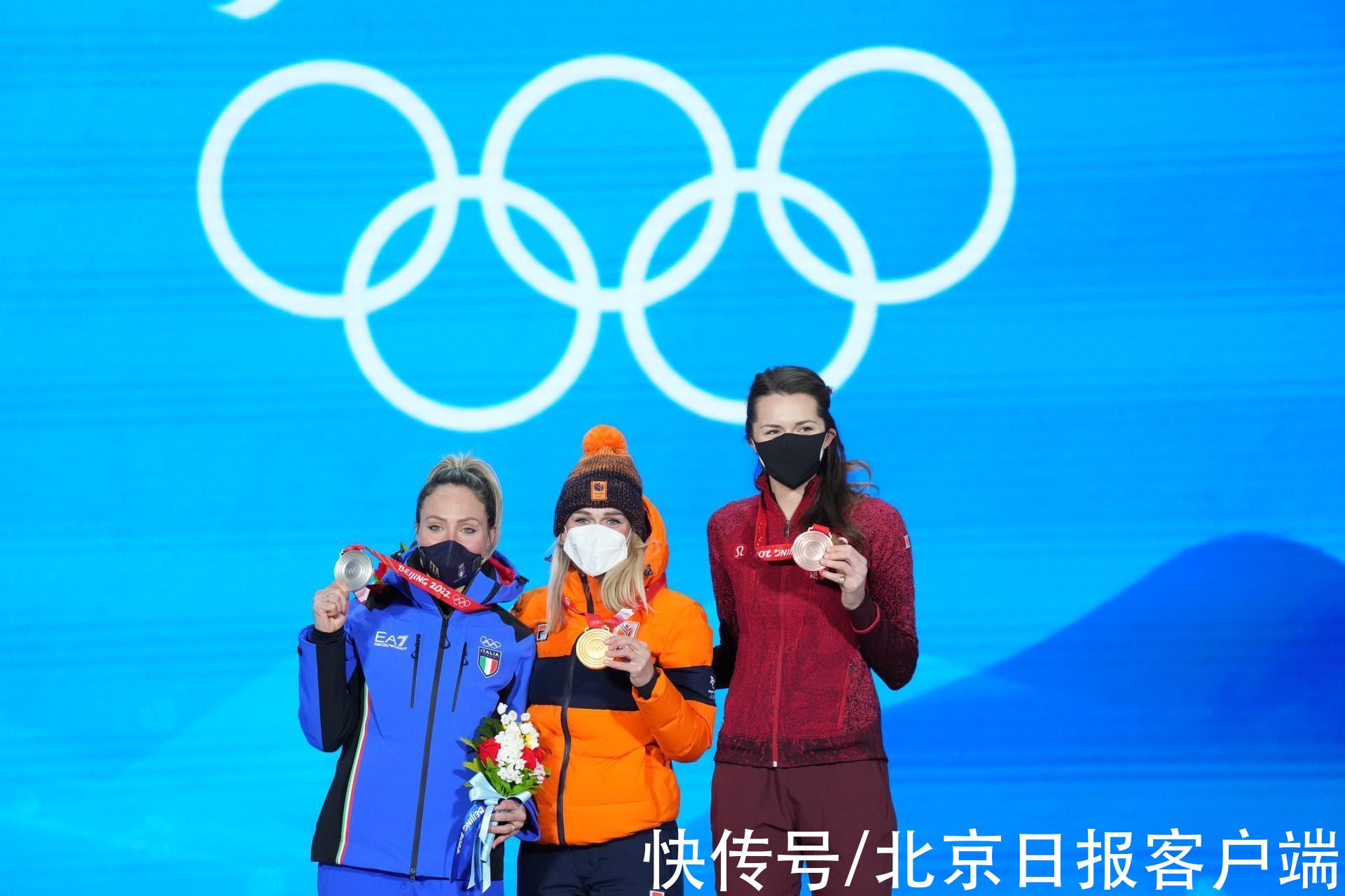 曾佳佳@北京颁奖广场唱响《一起向未来》