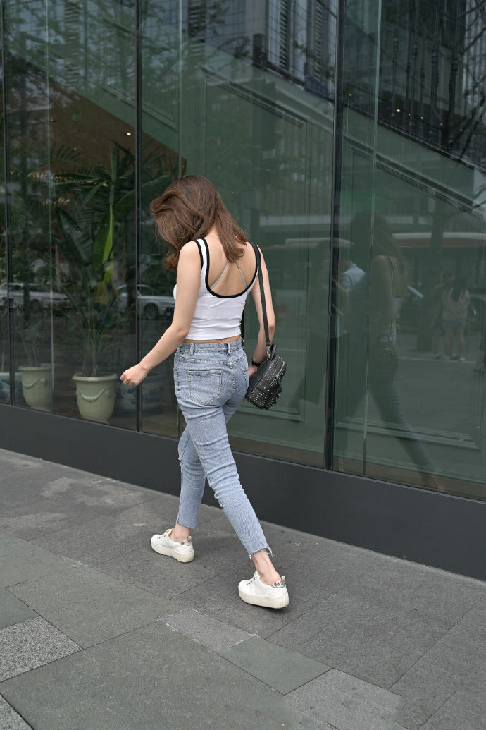 小姐姐修身背心搭配牛仔裤, 看着更显美感和精致
