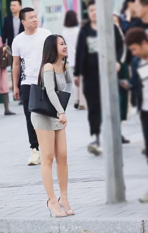 气质|美女姐姐紧身裙搭配高跟鞋,优雅迷人又韵味十足!