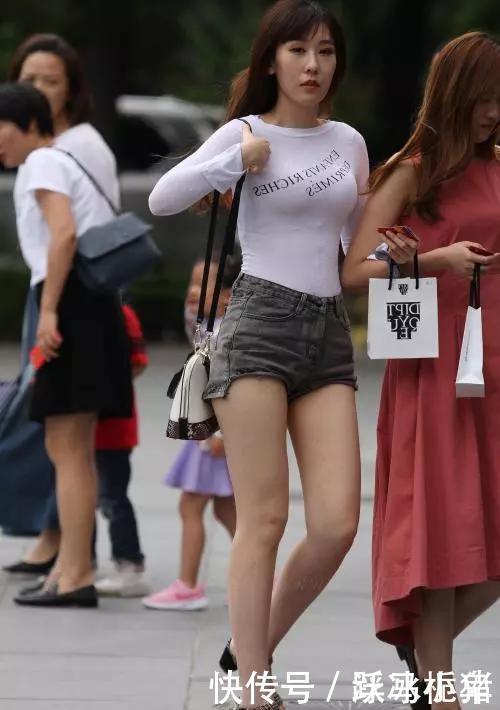 时尚|美女一双个性的一字带高跟凉鞋穿它出街,精致之中带着时尚的韵味