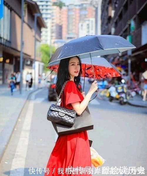 美女|街拍,红色连衣裙的时尚美女,很好的展现优雅的气质与搭配