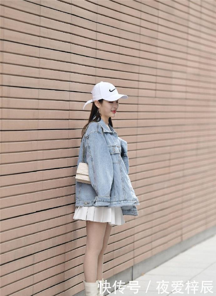 街拍小姐姐裸色的打底裤搭配一双橙色皮鞋，橙色短袜，非常漂亮