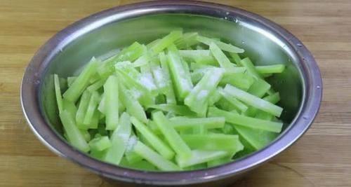 莴笋最近火了,这样做实在太好吃了,一次秘制3斤都不够吃